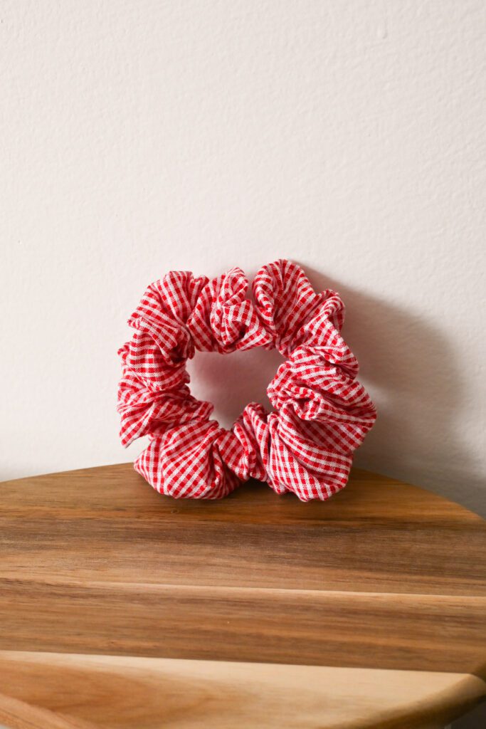 Bavlnená karovaná červená scrunchies gumička