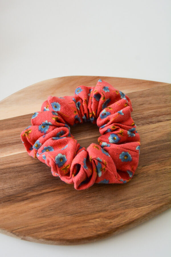 Ľanová kvietkovaná scrunchies gumička