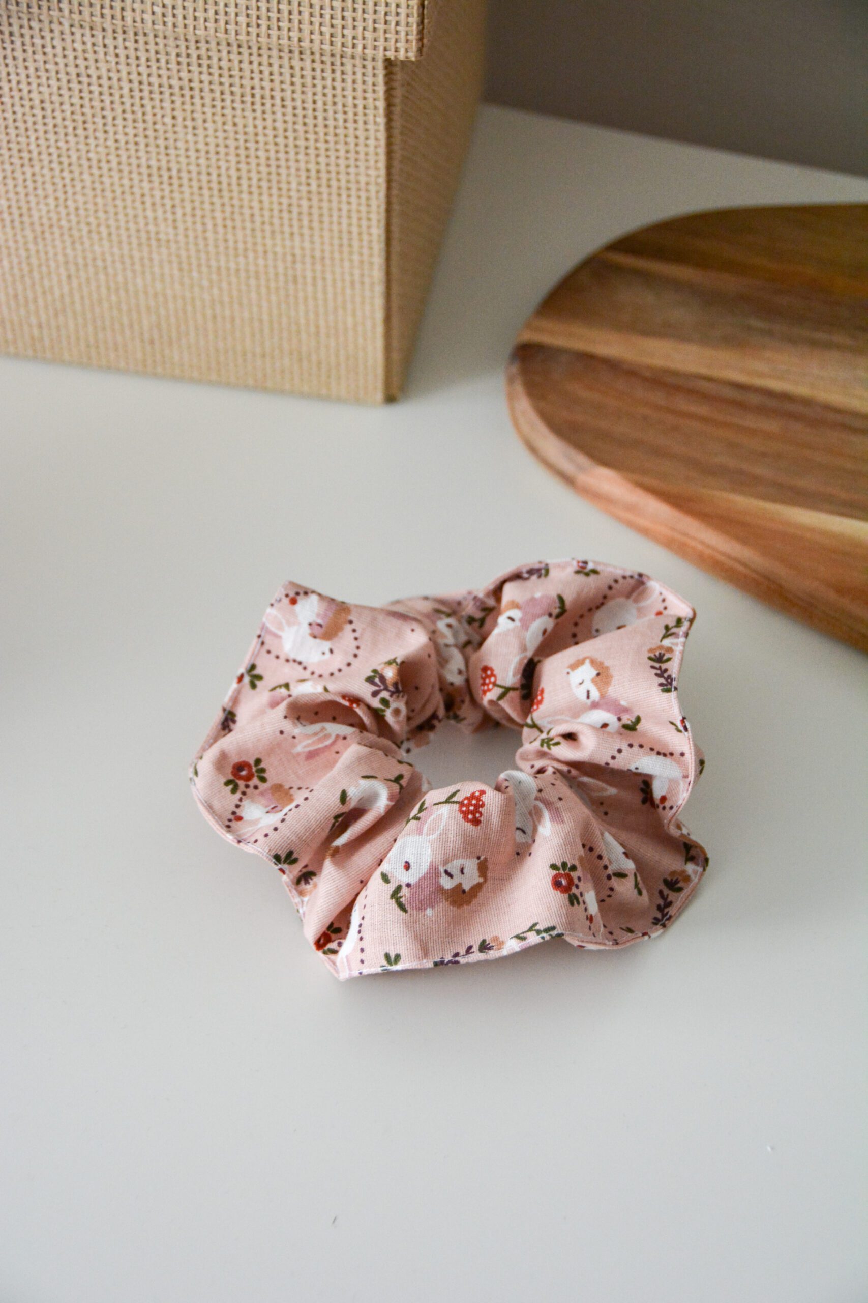 Bavlnená scrunchies gumička - zajačiky – Obrázok 3